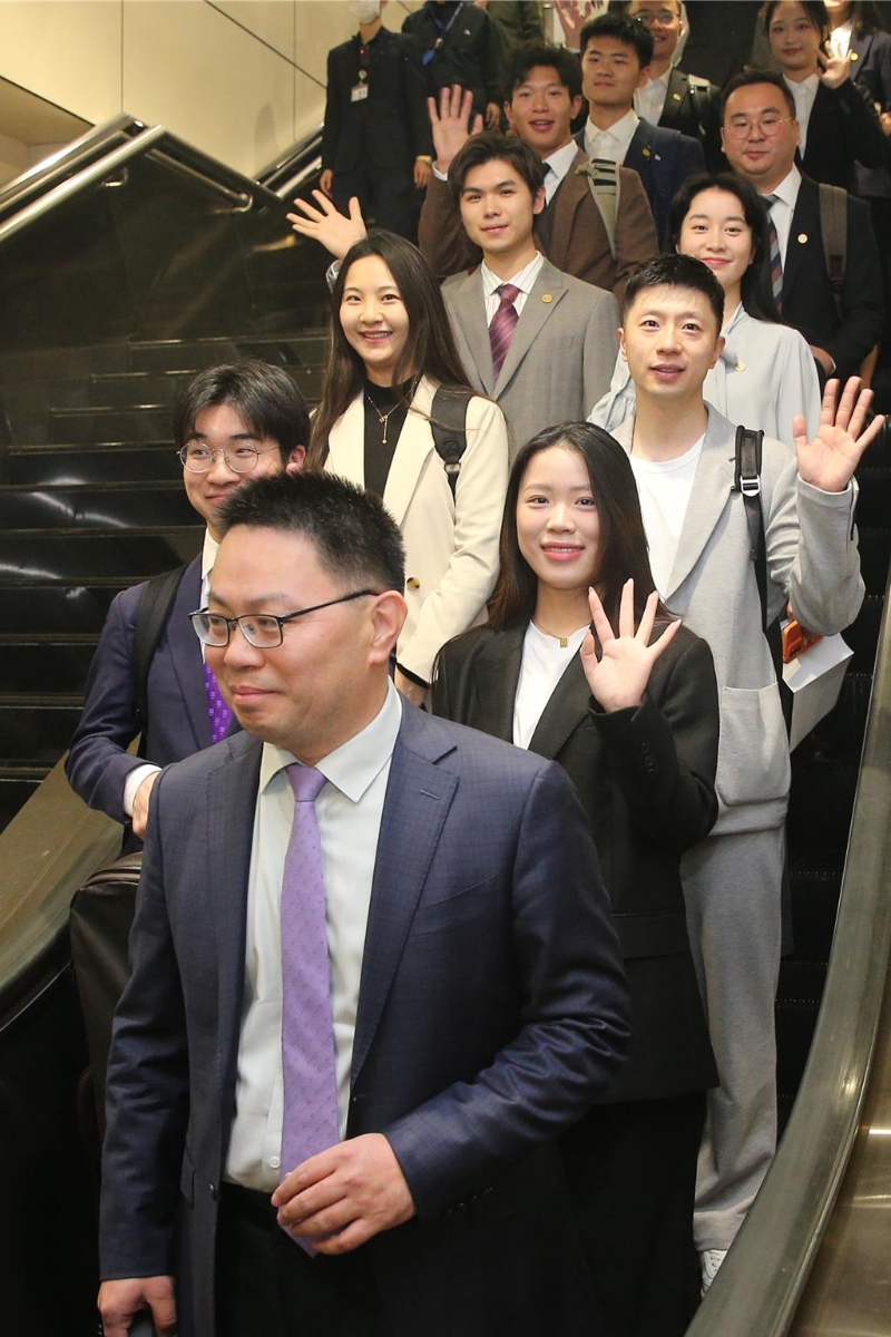 本次訪問團由大陸7所頂尖大學的40名師生組成，其中包括奧運乒乓球六金得主馬龍（右排三）及奧運射擊金牌楊倩（右排二）。