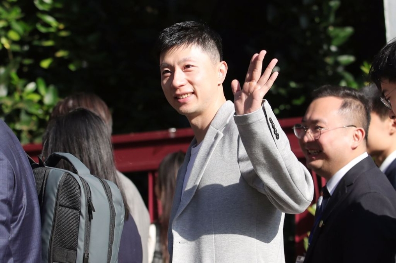由馬英九基金會主辦的大陸高校師生訪問團于27日中午抵達桃園機場，展開為期9天8夜的參訪行程，首場安排行程參訪臺北市立中山女高。大陸奧運6金得主馬龍（中）也在參訪團行列中，并與一旁的粉絲揮手致意。