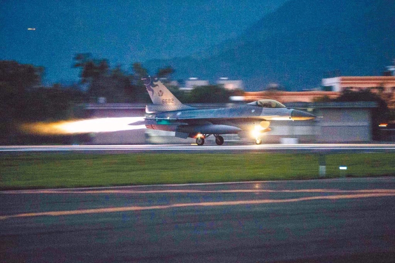 全臺戰機拂曉緊急升空模擬接戰 ，假想敵出擊實測三軍聯合防空攔截。