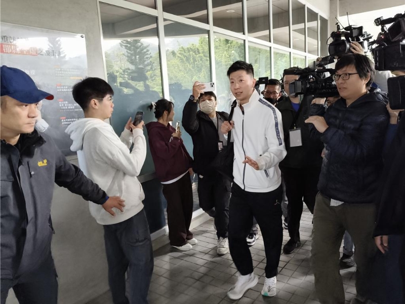 前“總統”馬英九邀請大陸乒乓球名將馬龍與陸生團于27日來臺，行程于今（28）日邁入第 2天 ，上午一行人來到政治大學達賢圖書館，馬龍一抵達現場便受到熱情學生層層包圍。