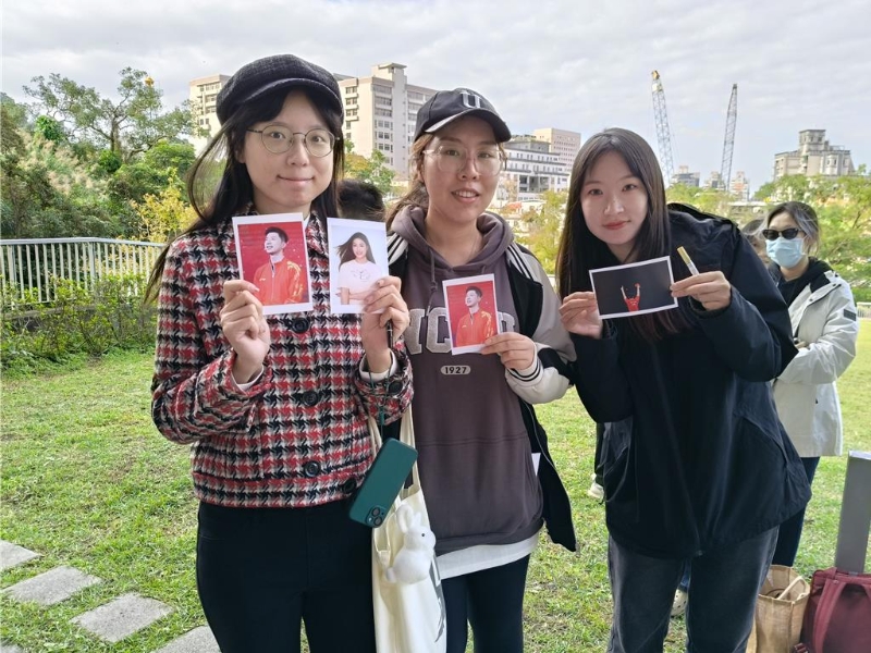 政大同學準備馬龍與楊倩照片前來欣賞偶像本人。