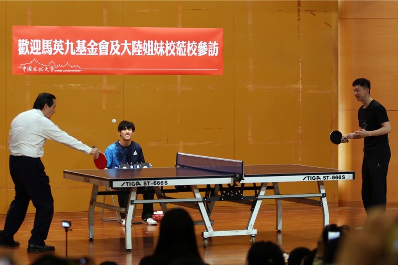大陸桌球名將馬龍近日跟隨陸生團訪臺，29日前往文化大學進行交流，并與我國退役桌球名將蔣澎龍與巴黎奧運國手陳思羽切磋球技，上演奧運層級的交流賽。前總統馬英九（左）開球與馬龍（右）切磋一下。