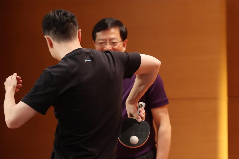 大陸桌球名將馬龍近日跟隨陸生團訪臺，29日前往文化大學進行交流，并與我國退役桌球名將蔣澎龍與巴黎奧運國手陳思羽切磋球技，上演奧運層級的交流賽。馬龍還現場秀背后開球。