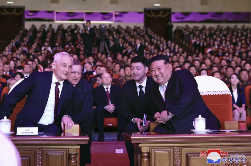 金正恩招待貝洛索夫看表演。美聯社