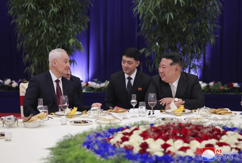 金正恩設宴招待貝洛索夫。美聯社