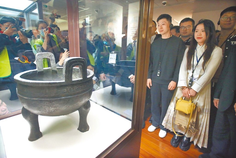 陸生團訪臺，11月30日參觀臺北故宮博物院，奧運女子空氣步槍金牌選手楊倩（右起）及奧運乒乓球6金選手馬龍等人欣賞毛公鼎。