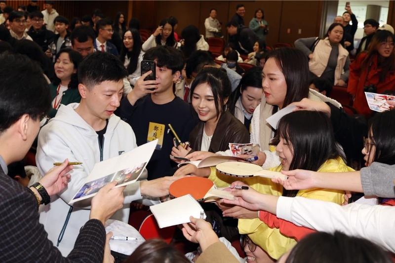 大陸乒乓球名將馬龍（左，白衣者）近日跟隨陸生團訪臺，29日前往文化大學進行交流