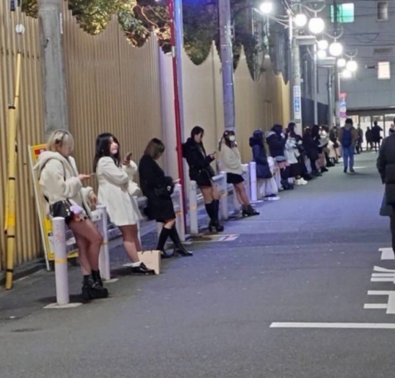 年輕女性在大久保公園“企街”。