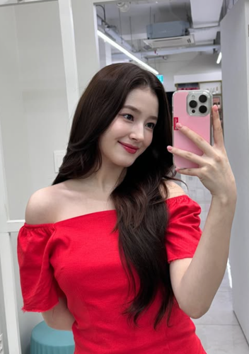 亞軍則是美韓混血的前MOMOLAND成員Nancy。