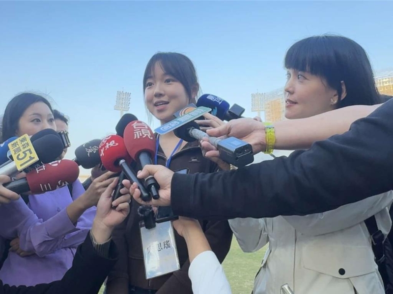 大陸高校師生訪問團1日下午赴臺中洲際棒球場，被問及中國臺北隊在世界12強棒球賽中奪冠，復旦大學經濟學院大四生宋思瑤表示，代表師生訪問團祝賀中國臺北隊，希望大陸和臺灣同胞像中信兄弟英文隊名中的“Brothers”一樣，一起為祖國在棒球領域更上一層樓。