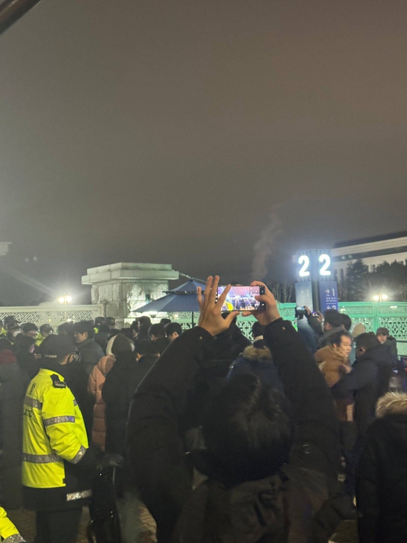 國會外越來越多民眾聚集。