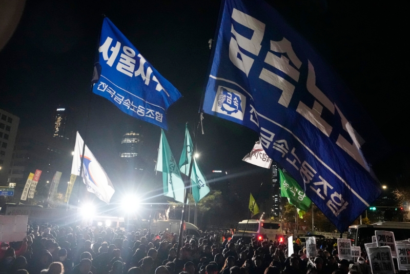 大量民眾聚集在韓國首爾國民議會前，要求韓國總統尹錫悅下臺。