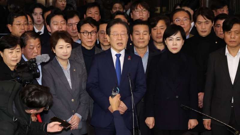 反對黨領袖李在明指戒嚴令是非法的和違憲的。 路透社