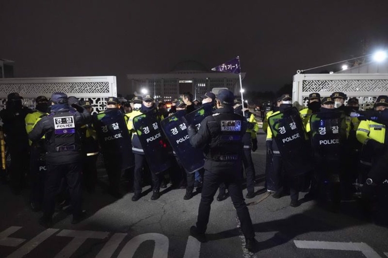 韓國總統尹錫悅3日宣布戒嚴，韓國警方在首爾國會前戒備。