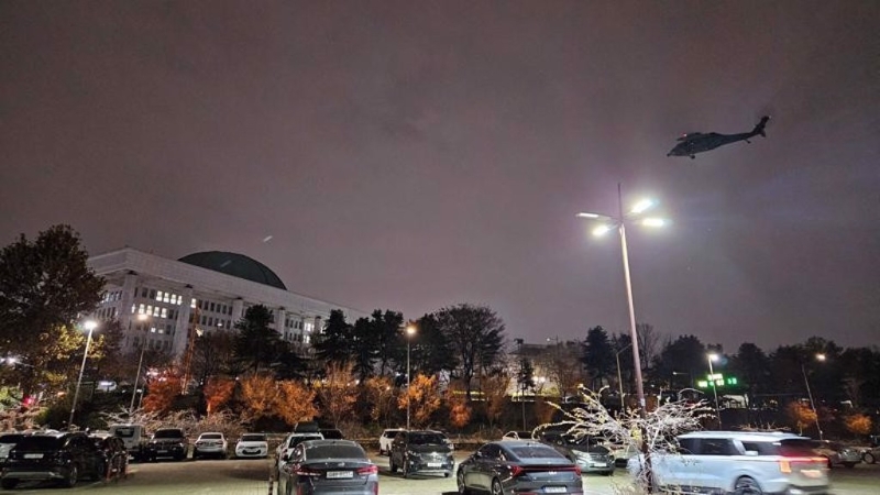 國會關閉爆發激烈沖突，直升機出動空中戒備。 路透社.jpg
