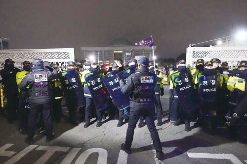 韓國總統尹錫悅昨晚突宣布緊急戒嚴，警方在首爾國會前站崗。美聯社