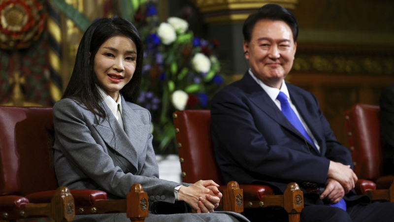 韓國總統尹錫悅（右）與妻子金建希去年11月21日訪問英國在倫敦留影。