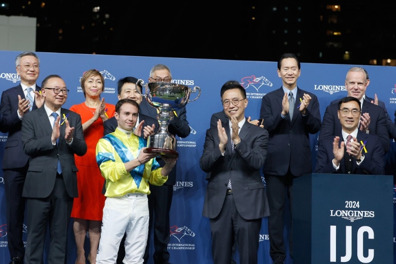 楊潤雄昨日出席賽馬活動，為浪琴國際騎師錦標賽頒發獎杯，期間笑容滿臉。