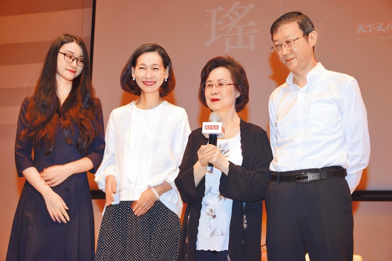 瓊瑤（右二）昔日和兒子陳中維（右起）、媳婦何琇瓊、孫女陳可嘉同臺?！≈袝r新聞網
