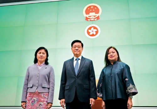 行政長官李家超率領新任局長見傳媒，左為新任運輸及物流局局長陳美寶，右為新任文化體育及旅游局局長羅淑佩。