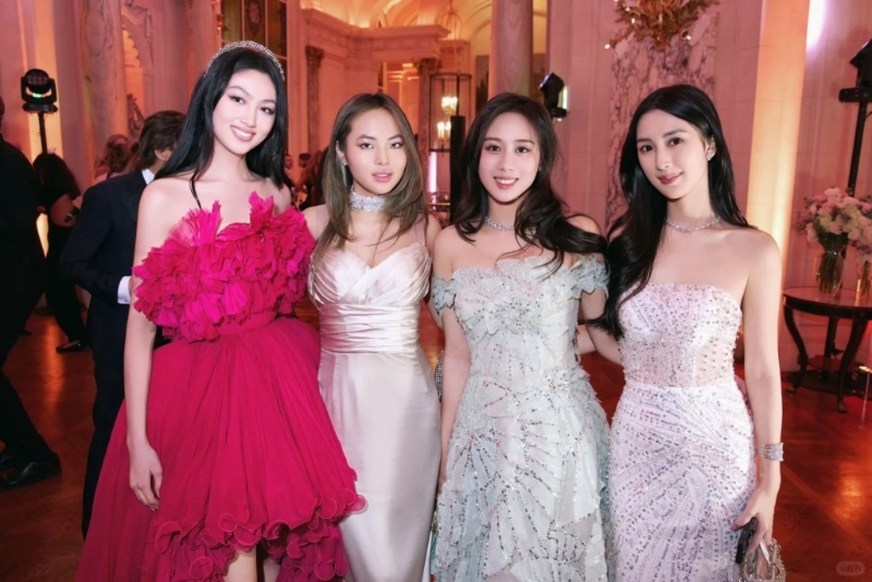 何超欣（右二）身穿米色Tube Dress，高貴大方，任晴佳（左一）則穿上鮮紅色的晚裝，非常之搶眼，而身穿白色珠片Tube Dress的李朗怡（右一），大騷白滑香肩，氣質滿瀉！