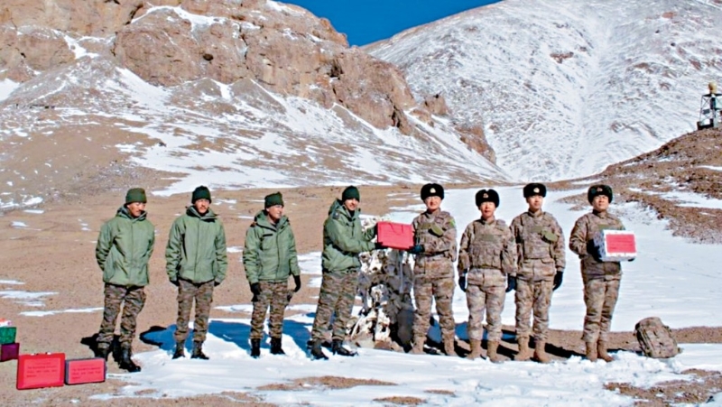 不久前，中印軍隊在邊境高海拔地區交換糖果。