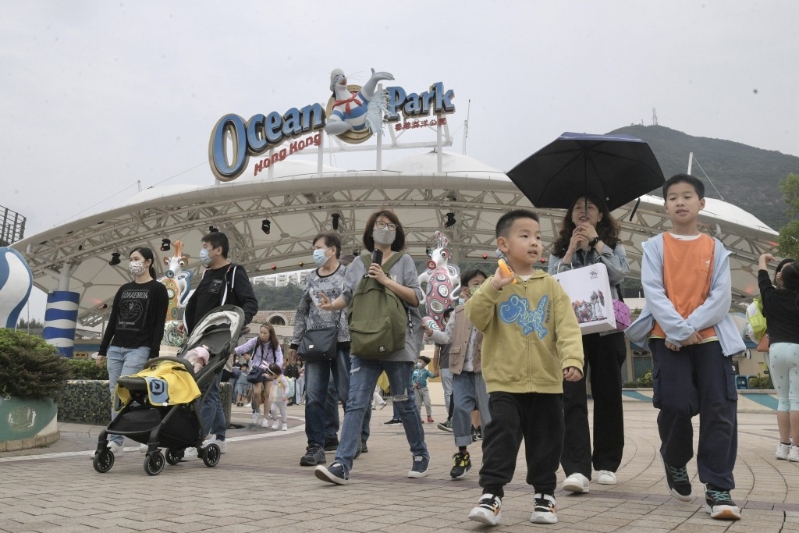 旅游業人士指，坐擁6只大熊貓的海洋公園再度受到內地客青睞。資料圖片