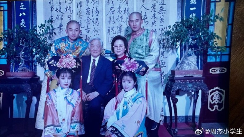 瓊瑤夫婦和《環珠格格》幾名青年主演合影。