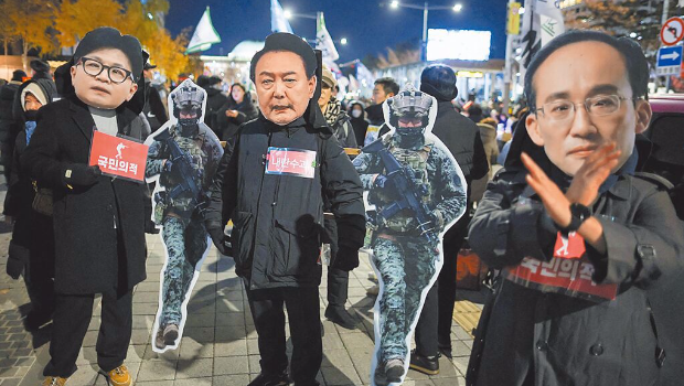 尹錫悅引爆戒嚴亂象，韓國群眾戴上尹錫悅面具走上街頭抗議。