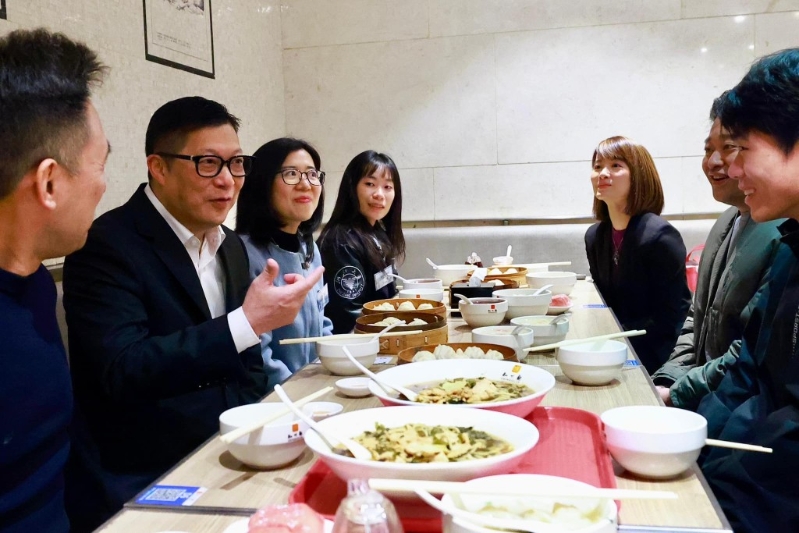 鄧炳強一行人與在杭港商及學生的陪同下享用地道早餐，并深入了解他們在杭州的生活體驗。鄧炳強FB