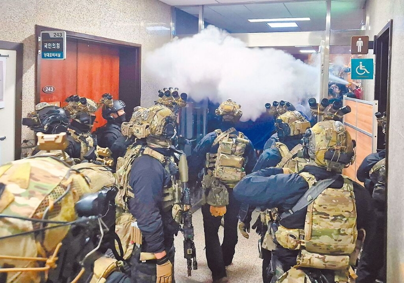 韓國總統尹錫悅3日宣布戒嚴時，軍隊立即進入國會；爭議場景畫面傳遍全球，引發熱議。