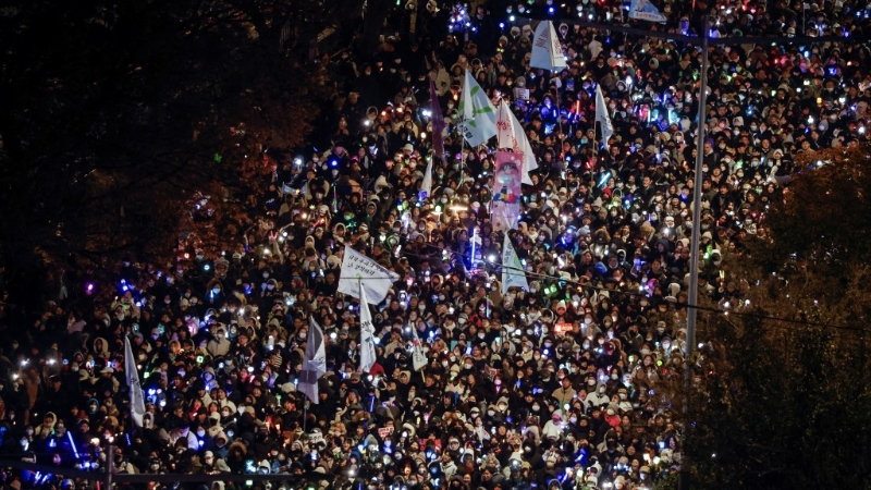 上周南韓民眾集會支持彈劾尹錫悅，迫爆國會外的大道。
