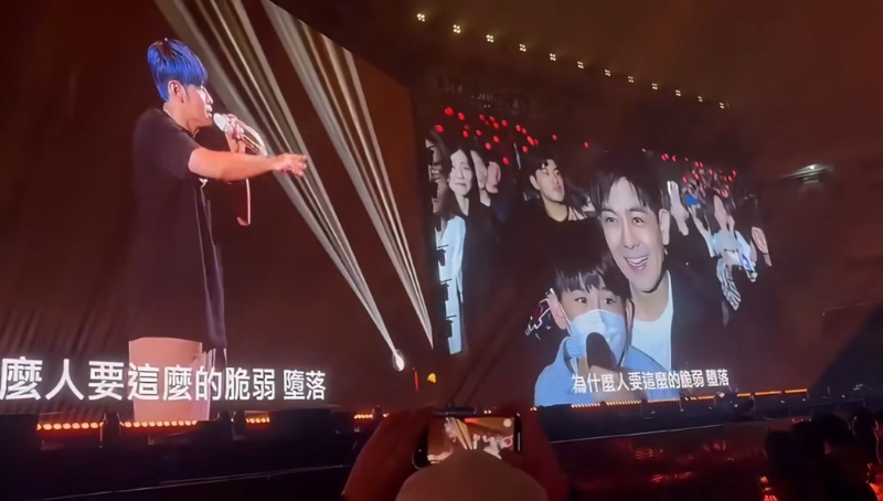 林志穎細仔與偶像周杰倫合唱《稻香》。