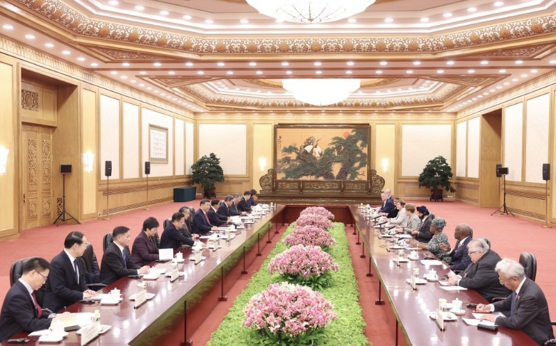習近平在北京人民大會堂會見來華出席「1+10」對話會的主要國際經濟組織負責人。中新社