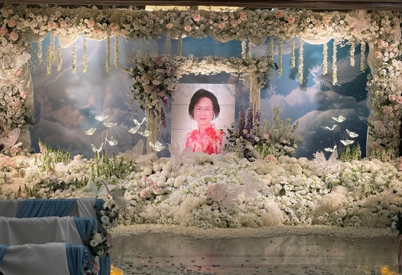 瓊瑤靈堂布置成一片花海。