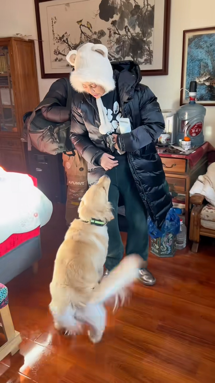 內地女星李勤勤曾在社交平臺中貼上跟狗狗玩耍的短片，透露其中一只狗狗叫“周墩墩”。