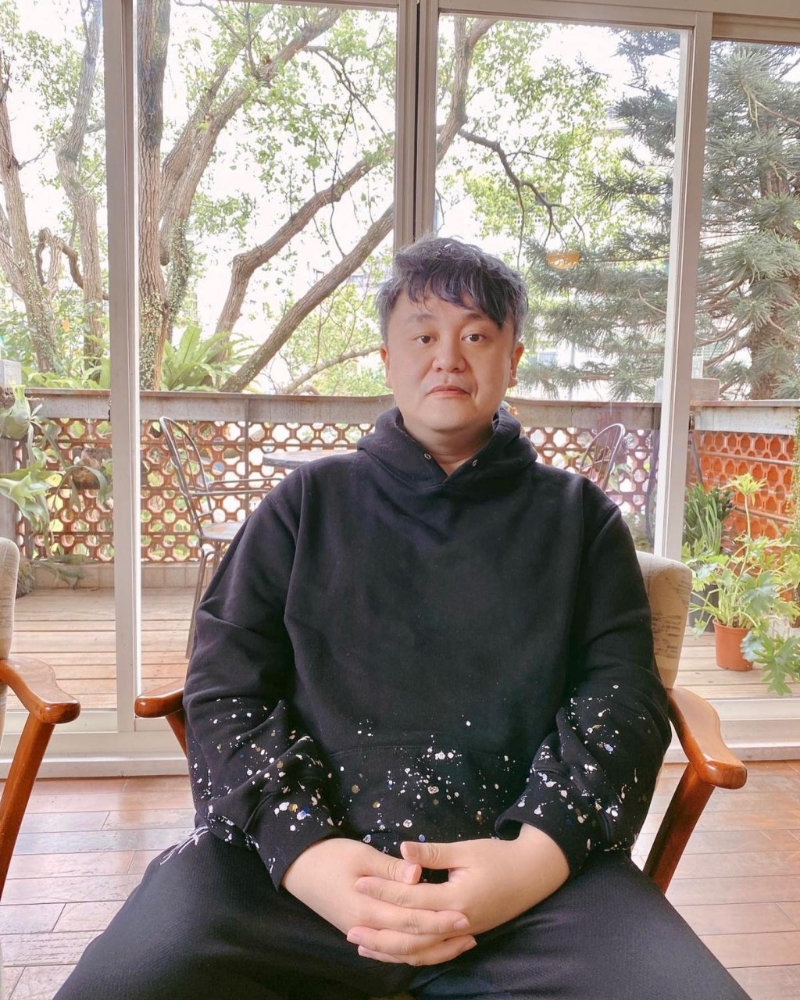 前《木曜4超玩》制作人李俊杰與陳百祥有幾分相似。