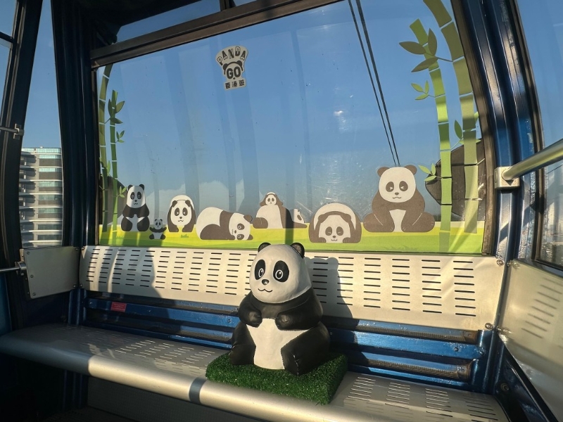 昂坪纜車內更設置立體雕塑，5架熊貓主題纜車將讓旅客近距離與雕塑拍照留念。