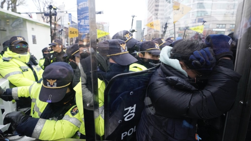 尹錫悅戒嚴后第二度講話拒絕下臺，千人沖總統官邸抗議與警對峙。 美聯社