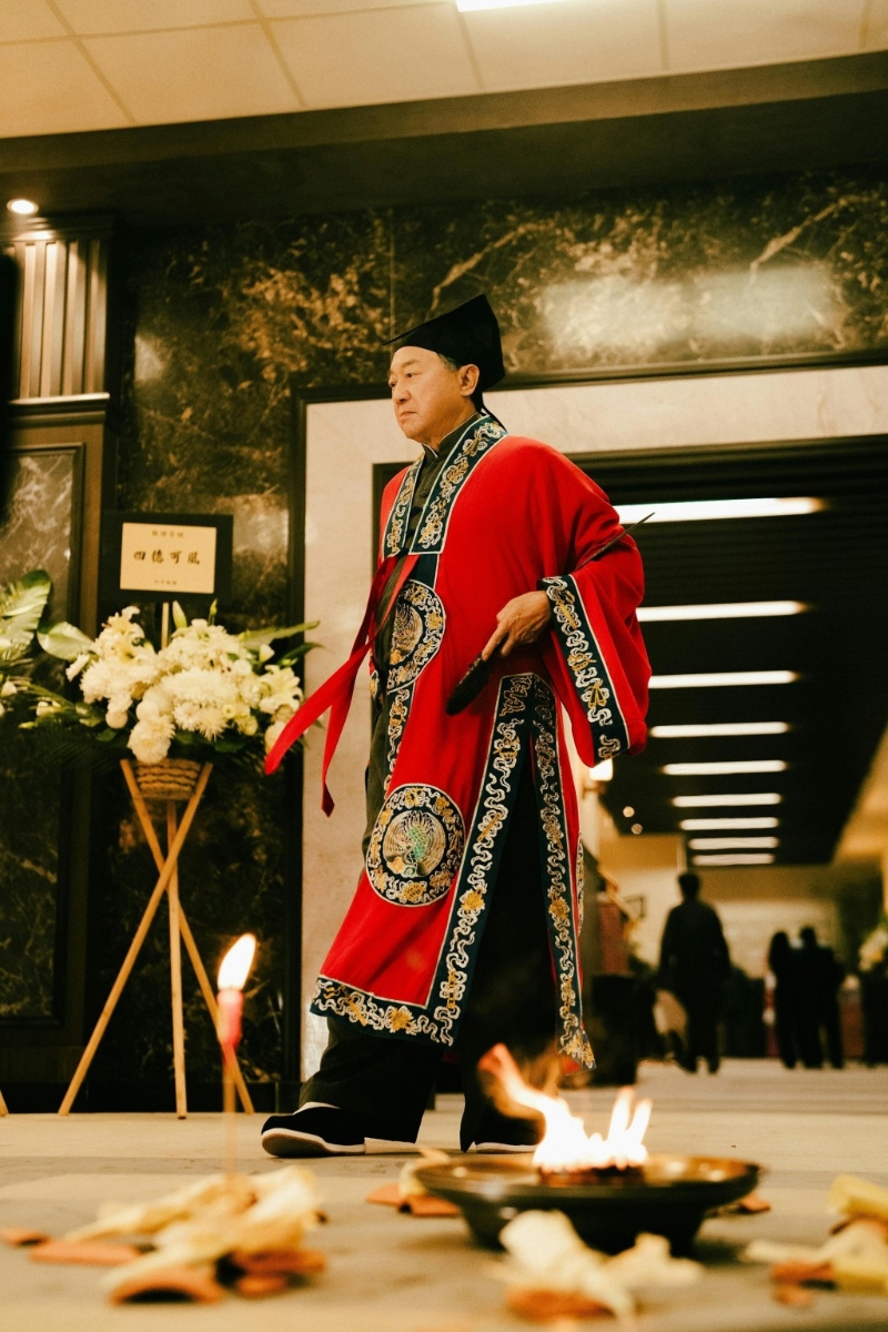 許冠文在戲中飾演喃嘸師傅文哥。
