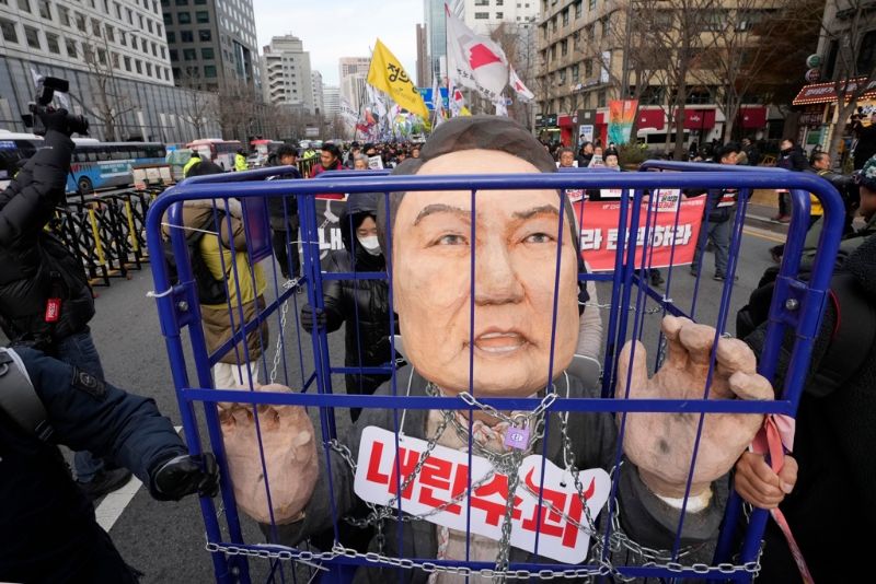 韓國首爾街頭持續有民眾示威游行要求尹錫悅下臺。 12日有人制作尹錫悅身系囹圄的玩偶譏諷他是叛國頭子。美聯社
