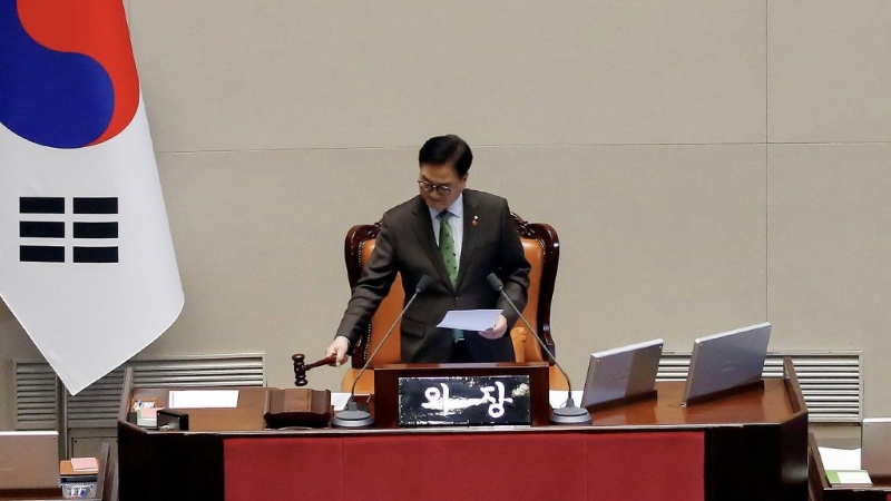 南韓國會議長禹元植敲槌宣布通過尹錫悅彈劾案。 路透社
