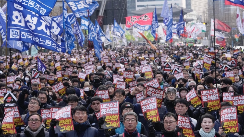 要求彈劾尹錫悅的南韓民眾游行到首爾漢南洞的總統官邸入口。 美聯社