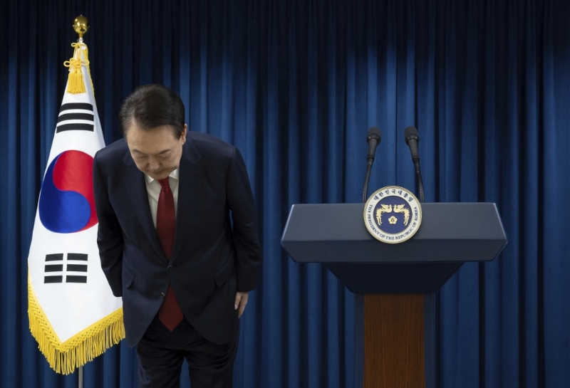 尹錫悅就緊急戒嚴令躬身道歉。美聯社