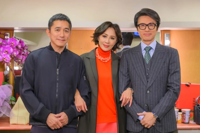 劉嘉玲左擁右抱，羨慕不少網民。