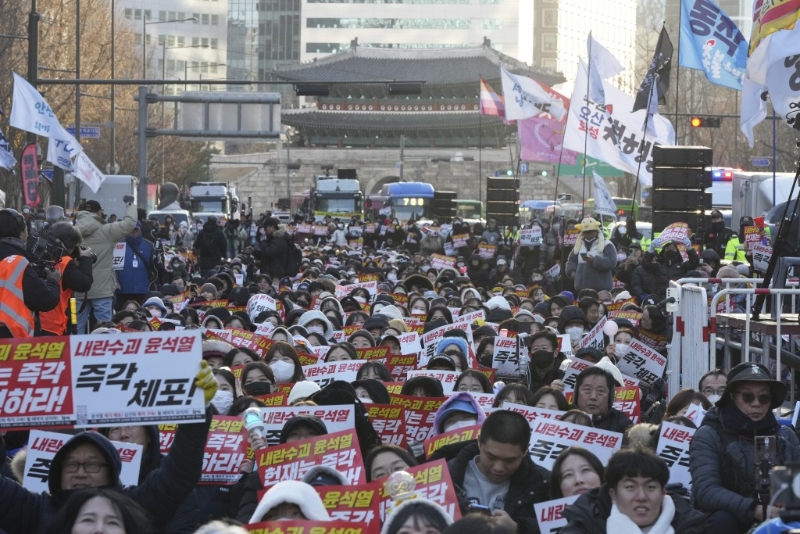 首爾有民眾集會，要求憲法法院通過彈劾案。