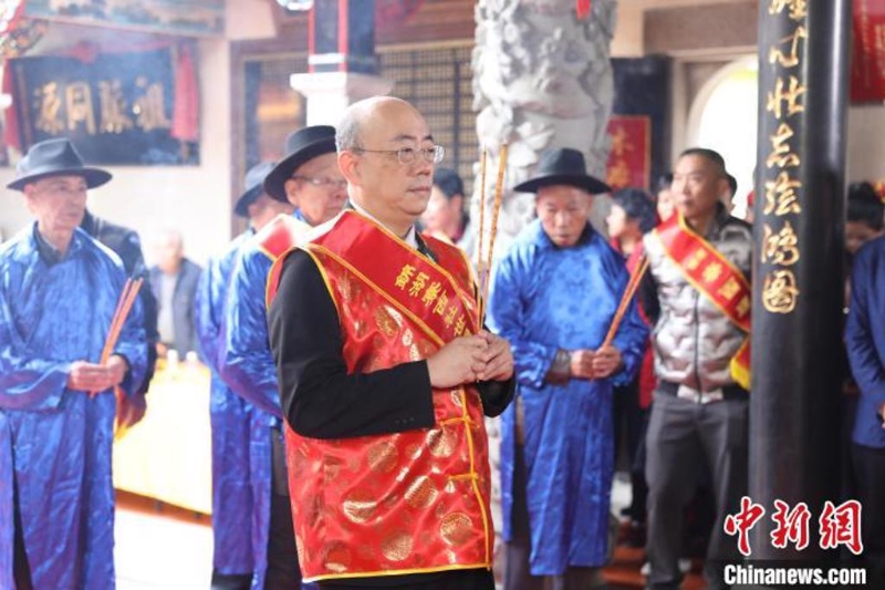前“立委”郭正亮（中）昨天前往大陸福建省漳州祭祖。