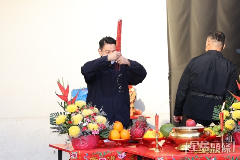 華仔在演出前在紅館進行拜神儀式，期望演出順利。