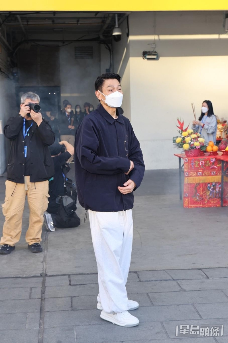 華仔上香后，劉太朱麗蒨也有上前拜神。