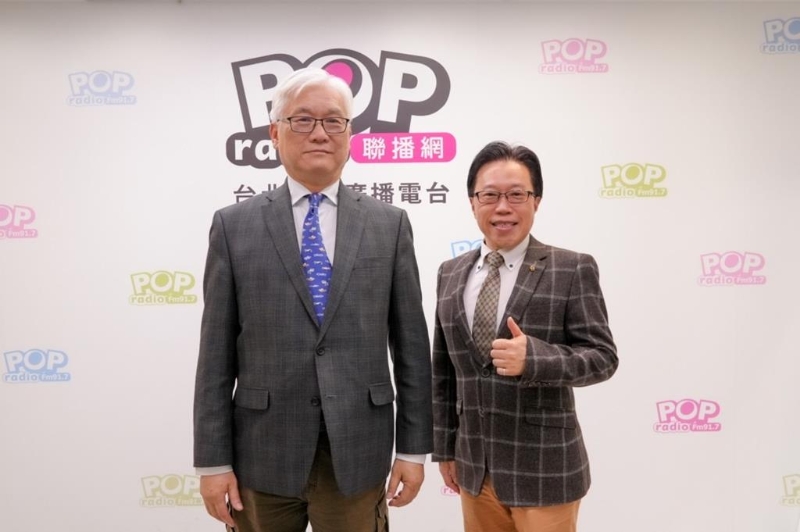 國民黨副主席夏立言（左）與主持人鈕則勛（右）。